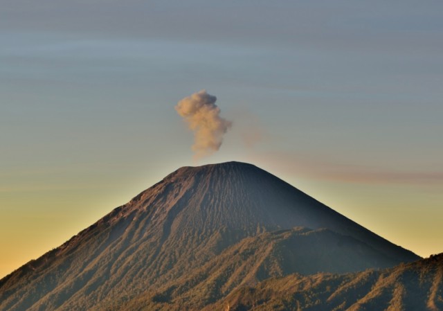 スメル山噴火は日本の火山や地震に影響するのか