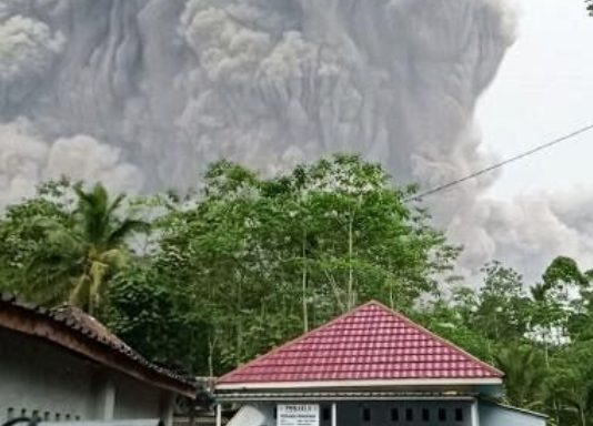 インドネシアのスメル火山が噴火